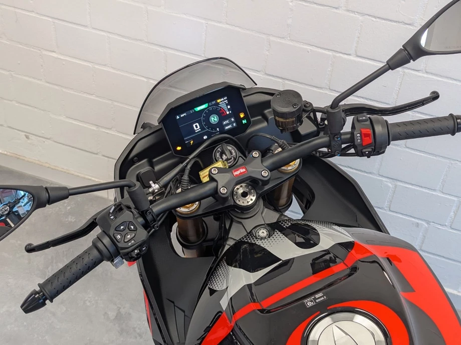 Angebot Aprilia Tuono V4 1100 Factory Bild 5: Angebot Aprilia Tuono V4 1100 Factory