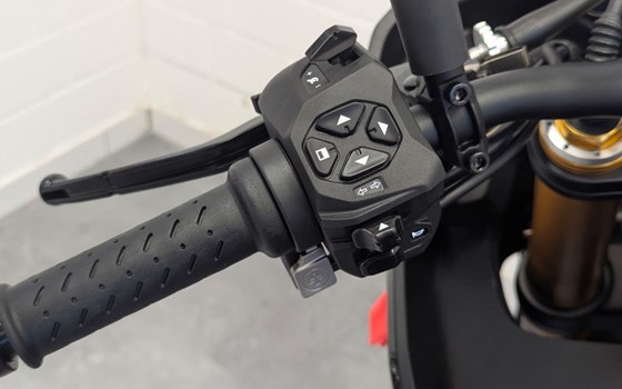 Neufahrzeug Aprilia Tuono V4 1100 Factory - Bild 7