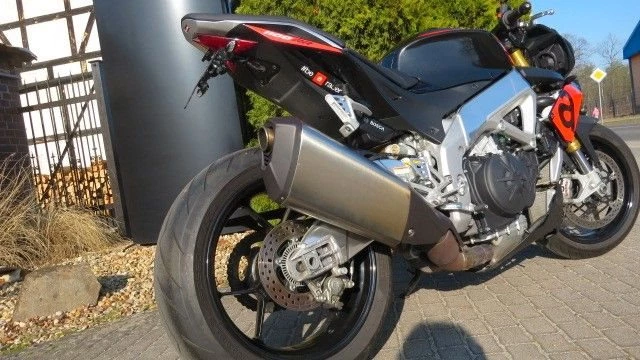Angebot Aprilia Tuono V4 1100 RR Bild 3: Angebot Aprilia Tuono V4 1100 RR