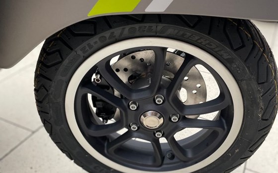 Neufahrzeug Vespa GTS 300 Super Tech - Bild 10