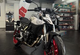 Neumotorrad Suzuki GSX-8S