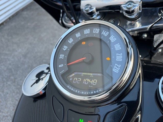 Harley-Davidson Softail Heritage Classic 114 FLHCS (Vivid Black) - Bild 14