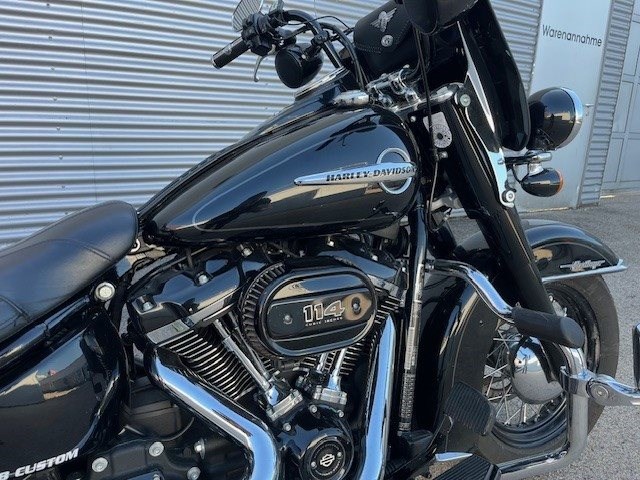 Harley-Davidson Softail Heritage Classic 114 FLHCS (Vivid Black) - Bild 2