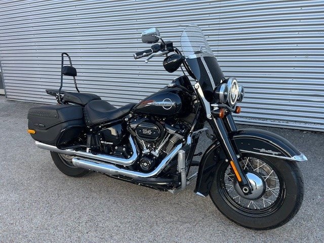 Harley-Davidson Softail Heritage Classic 114 FLHCS (Vivid Black) - Bild 3