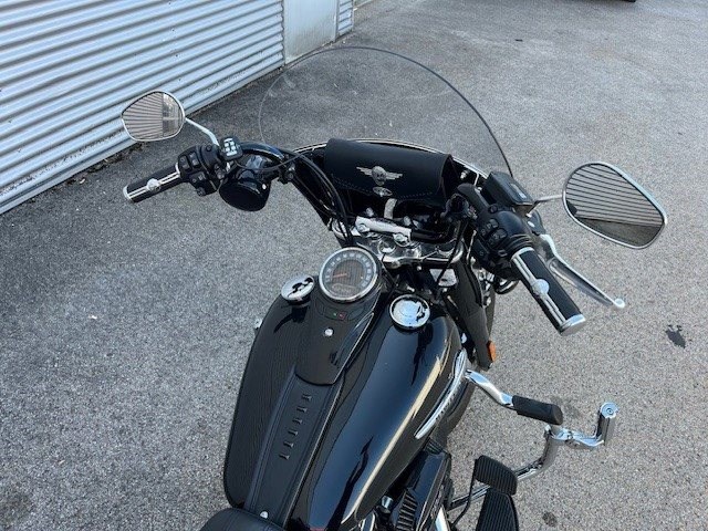 Harley-Davidson Softail Heritage Classic 114 FLHCS (Vivid Black) - Bild 4