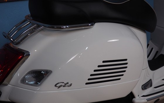 Gebrauchtmotorrad Vespa GTS 125 Super iGET - Bild 21 Gebrauchtmotorrad Vespa GTS 125 Super iGET - Bild 21