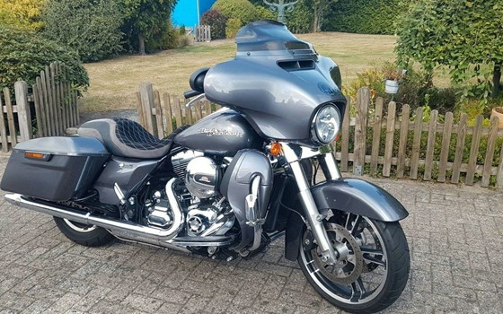 Gebrauchtmotorrad Harley-Davidson Street Glide FLHX - Bild 1