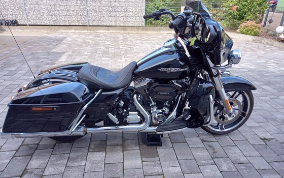 Gebrauchtmotorrad Harley-Davidson Street Glide FLHX - Bild 1