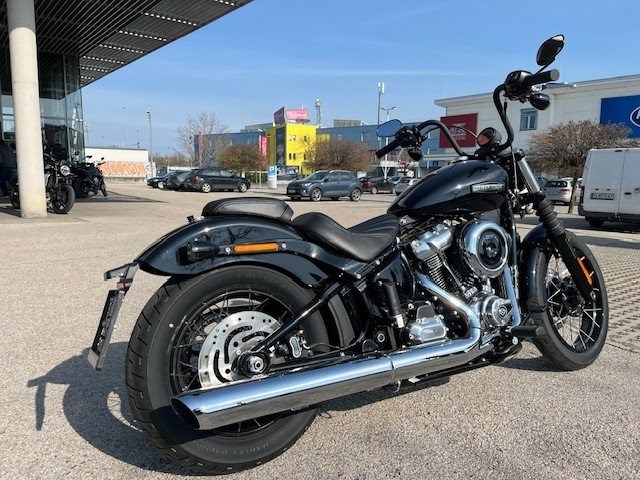Harley-Davidson Softail Street Bob FXBB (Vivid Black) - Bild 4