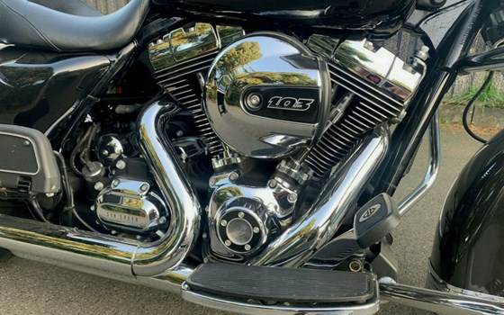 Gebrauchtmotorrad Harley-Davidson Road King Classic FLHRC - Bild 6