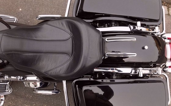 Gebrauchtmotorrad Harley-Davidson CVO FLHTCUSE Ultra Classic Electra Glide - Bild 11