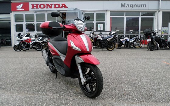 Gebrauchtmotorrad Piaggio Beverly 350ie Sport Touring - Bild 1 Gebrauchtmotorrad Piaggio Beverly 350ie Sport Touring - Bild 1