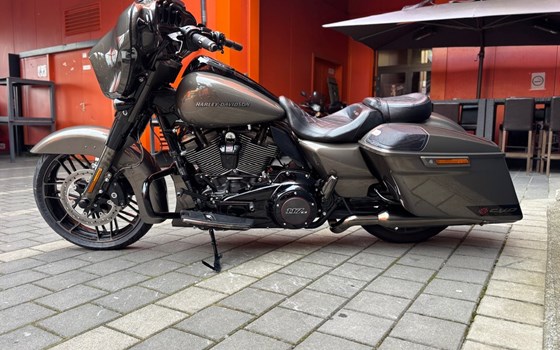 Gebrauchtmotorrad Harley-Davidson CVO Street Glide FLHXSE - Bild 4 Gebrauchtmotorrad Harley-Davidson CVO Street Glide FLHXSE - Bild 4