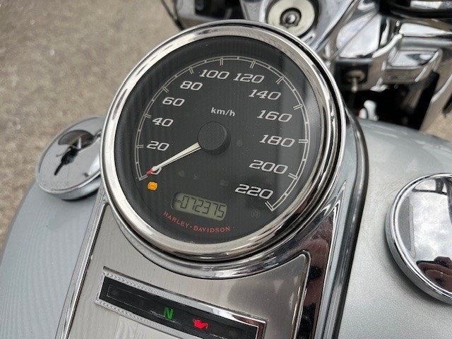 Harley-Davidson Road King Classic FLHRC (Brilliant Silver/Vivid Black) - Bild 11