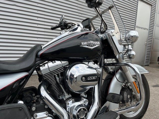 Harley-Davidson Road King Classic FLHRC (Brilliant Silver/Vivid Black) - Bild 2