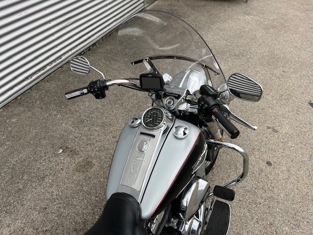 Harley-Davidson Road King Classic FLHRC (Brilliant Silver/Vivid Black) - Bild 4