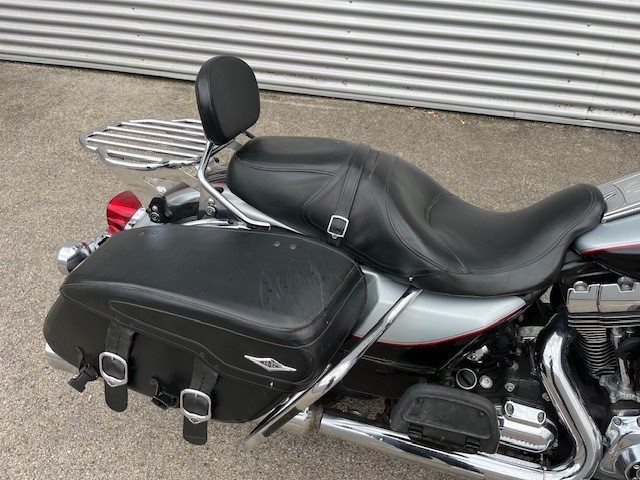 Harley-Davidson Road King Classic FLHRC (Brilliant Silver/Vivid Black) - Bild 5