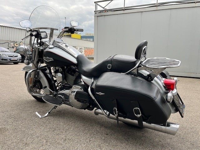 Harley-Davidson Road King Classic FLHRC (Brilliant Silver/Vivid Black) - Bild 7