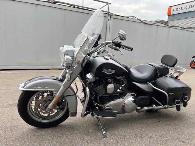 Harley-Davidson Road King Classic FLHRC (Brilliant Silver/Vivid Black) - Bild 8