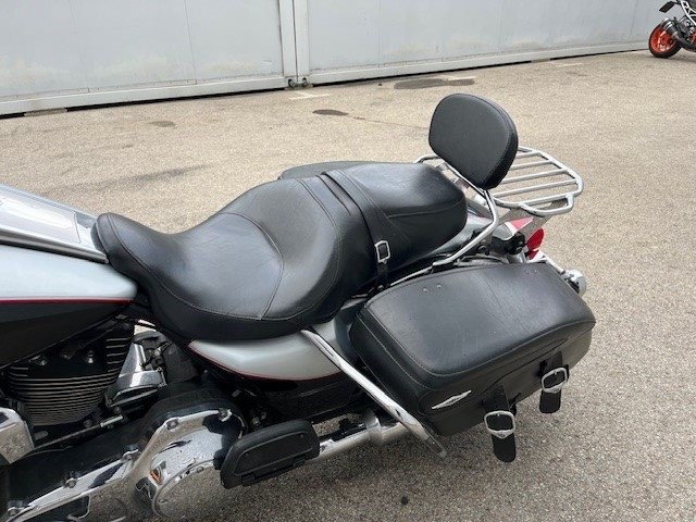 Harley-Davidson Road King Classic FLHRC (Brilliant Silver/Vivid Black) - Bild 9