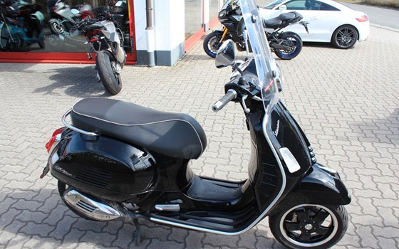Gebrauchtmotorrad Vespa GTS 300 Super - Bild 3