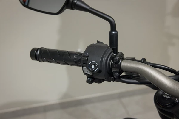 Honda CB650R (Pearl Smoky Grey) - Bild 6