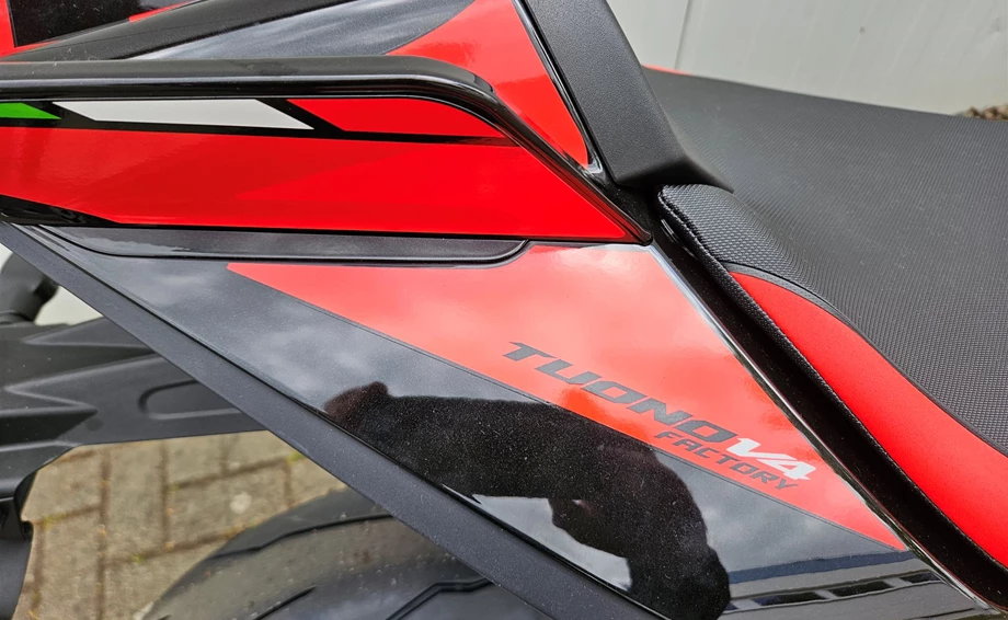 Angebot Aprilia Tuono V4 1100 Factory Bild 7: Angebot Aprilia Tuono V4 1100 Factory