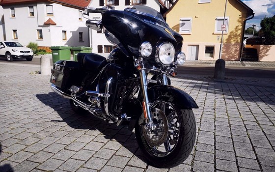 Gebrauchtmotorrad Harley-Davidson CVO FLHTCUSE Ultra Classic Electra Glide - Bild 1