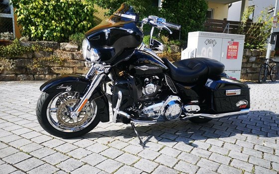 Gebrauchtmotorrad Harley-Davidson CVO FLHTCUSE Ultra Classic Electra Glide - Bild 2
