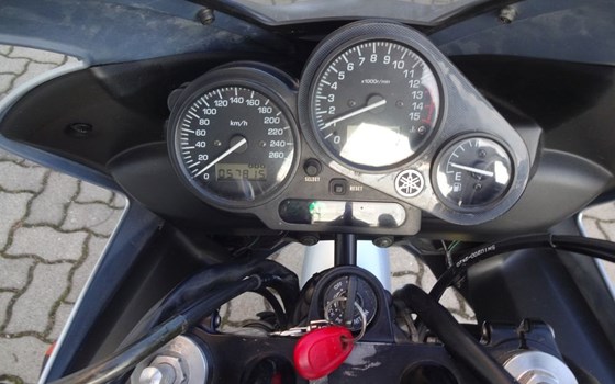 Gebrauchtmotorrad Yamaha FZS 600 Fazer - Bild 9 Gebrauchtmotorrad Yamaha FZS 600 Fazer - Bild 9