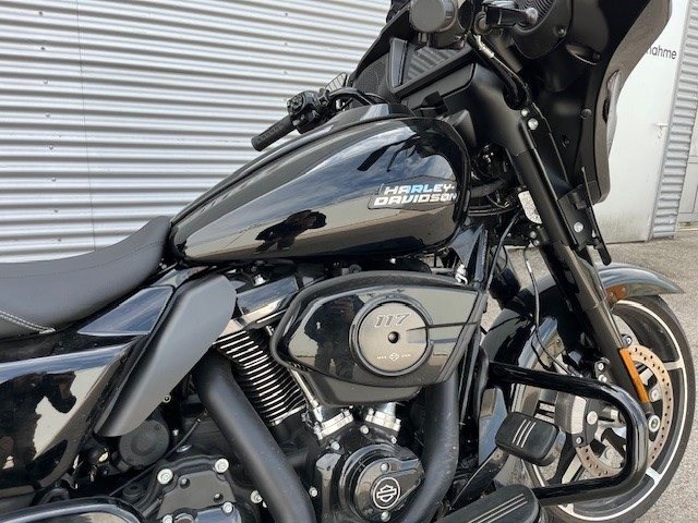 Harley-Davidson Street Glide FLHX (Vivid Black/Black Finish) - Bild 2