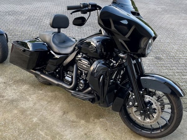 Gebrauchtmotorrad Harley-Davidson Street Glide FLHX