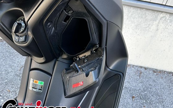 Gebrauchtmotorrad Yamaha XMAX 300 - Bild 9 Gebrauchtmotorrad Yamaha XMAX 300 - Bild 9