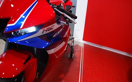 Neufahrzeug Honda CBR1000RR-R Fireblade - Bild 12 Neufahrzeug Honda CBR1000RR-R Fireblade - Bild 12