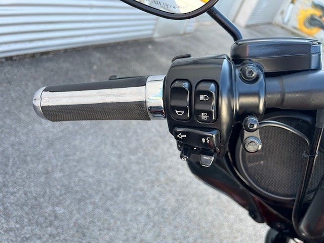 Harley-Davidson CVO Street Glide FLHXSE (Sunburst Orange / Starfire Black                  ) - Bild 16