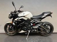 Gebrauchtmotorrad Triumph Street Triple 765 R / 1.Hand viele Extras