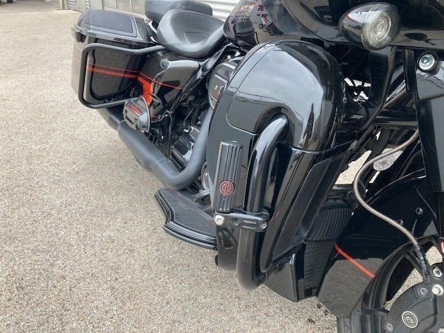 Harley-Davidson CVO Road Glide FLTRXSE (Black Earth/Vivid Black) - Bild 6