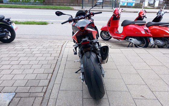 Neufahrzeug Aprilia Tuono V4 1100 Factory SE-09 SBK - Bild 10