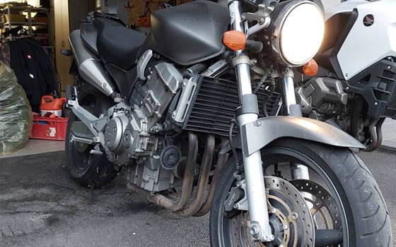 Gebrauchtmotorrad Honda CB 900 F Hornet - Bild 3 Gebrauchtmotorrad Honda CB 900 F Hornet - Bild 3