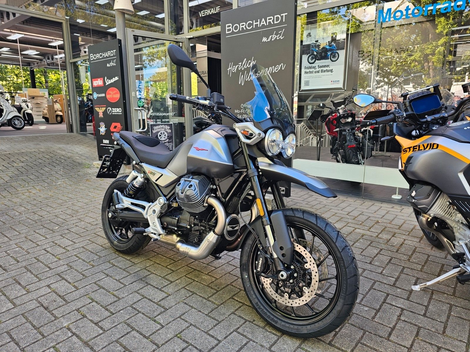 Moto Guzzi V85 Strada