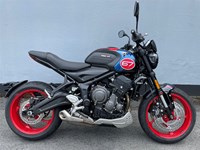 Neumotorrad Triumph Trident 660 Triple Tribute mit Kundenvorteil* - Slippery Sam 67 Edition