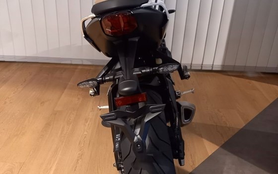 Gebrauchtmotorrad Triumph Street Triple R - Bild 4