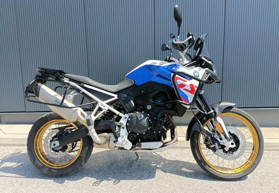 BMW F 900 GS (light-white/racing-blue met/racing-red)
