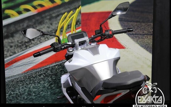 Gebrauchtmotorrad Aprilia Tuono 457 - Bild 10