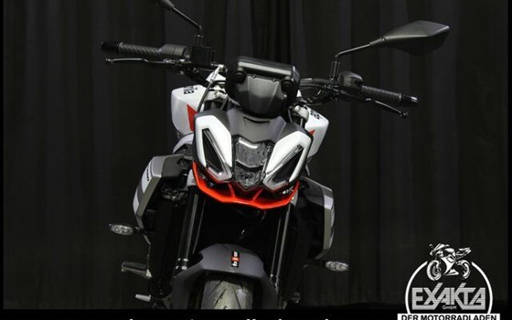 Gebrauchtmotorrad Aprilia Tuono 457 - Bild 9