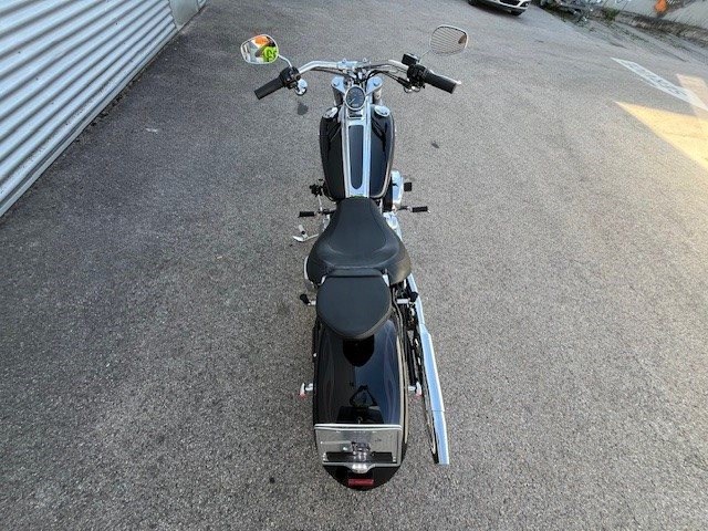 Harley-Davidson Softtail Rocker C FXCWC (Vivid Black) - Bild 10