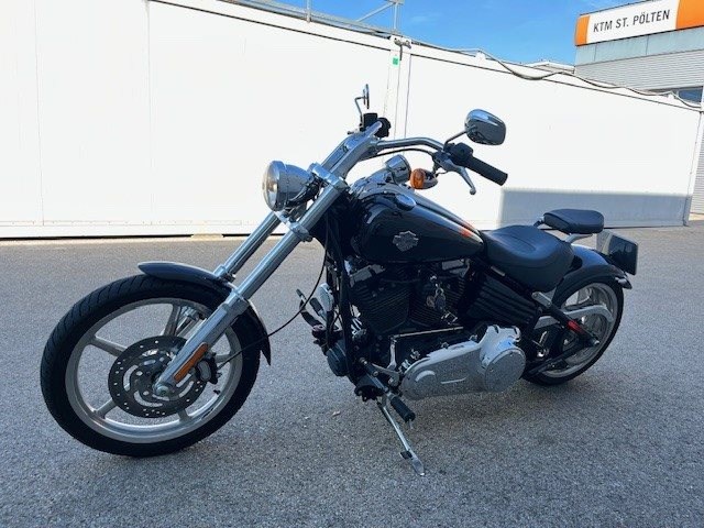 Harley-Davidson Softtail Rocker C FXCWC (Vivid Black) - Bild 12