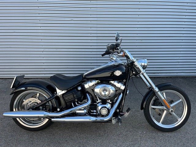 Harley-Davidson Softtail Rocker C FXCWC (Vivid Black) - Bild 2