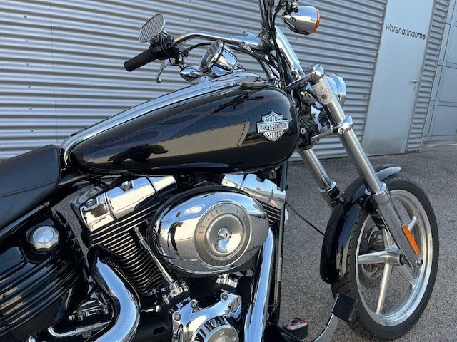 Harley-Davidson Softtail Rocker C FXCWC (Vivid Black) - Bild 3