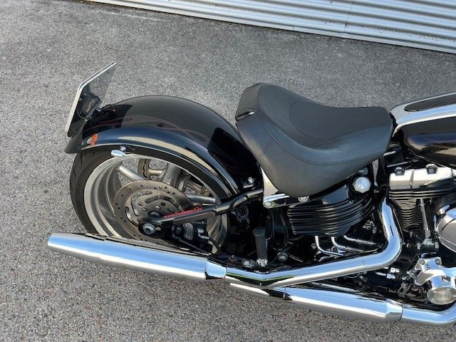 Harley-Davidson Softtail Rocker C FXCWC (Vivid Black) - Bild 6
